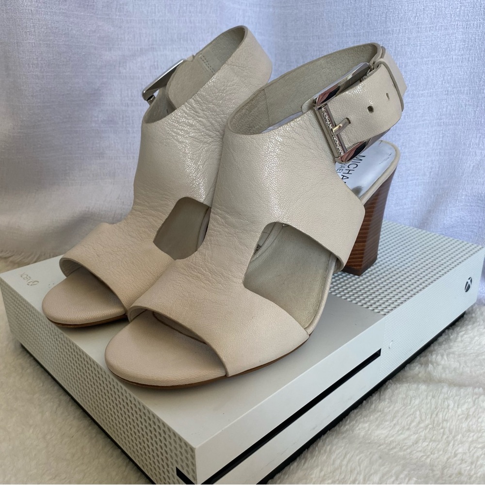 Michael Kors Cream Leather Women's Sandals
(NWOT)